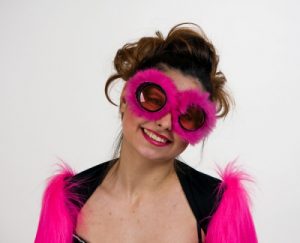 Brille mit pinkfarbenem Plschrand