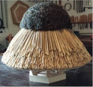 Karmnik dla ptakw dach pokryty strzecha Model 150