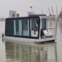 Casa flotante de aluminio con propulsin elctrica solar